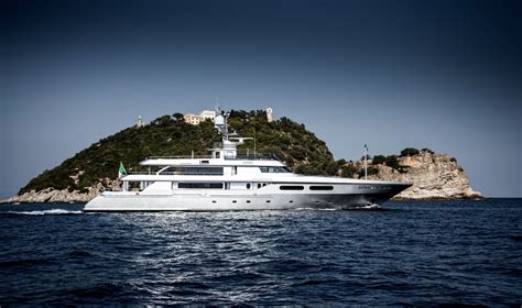 dolce gabbana ragazza su yacht|Regina: Inside Dolce and Gabbana's 50m yacht asking €18 million.